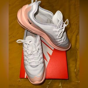 Nike Airmax axis
AA2168-108